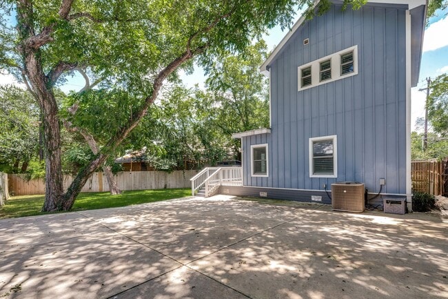 Building Photo - 737 E Magnolia Ave