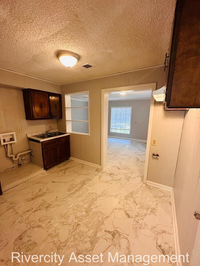 Building Photo - Gorgeous Berclair Home!!!!!! Section 8 Wel...