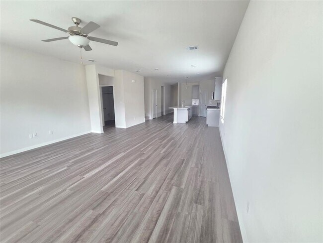 Building Photo - 220 Sun Grv Trl