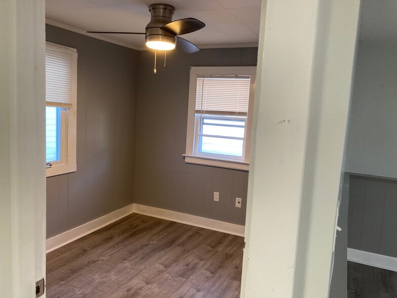 Building Photo - 31 W Old Orchard Ave