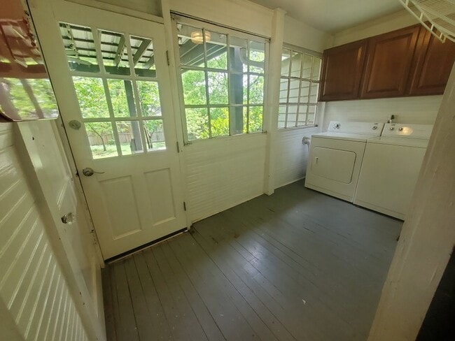 Building Photo - Check out this beautiful 3BR/2BA bungalow ...