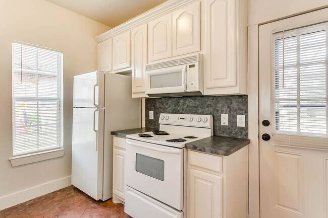 Building Photo - Wayside Duplex