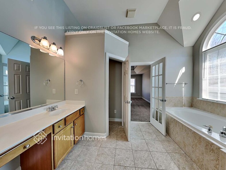 Building Photo - 1001 Crystal Water Dr