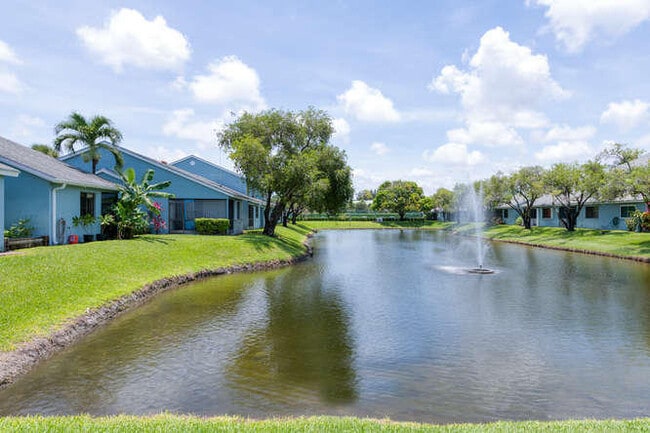 Building Photo - 3895 Island Club Cir W