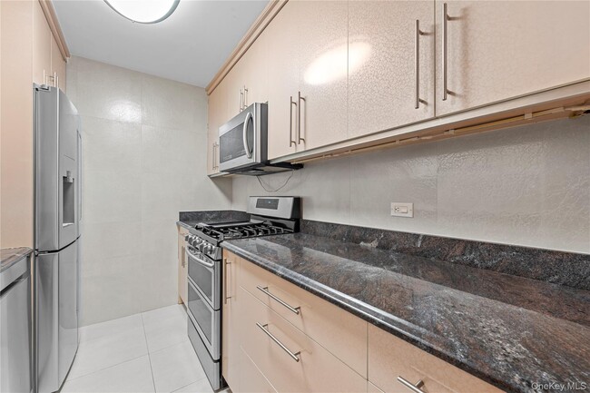 Building Photo - 102-10 66th Rd