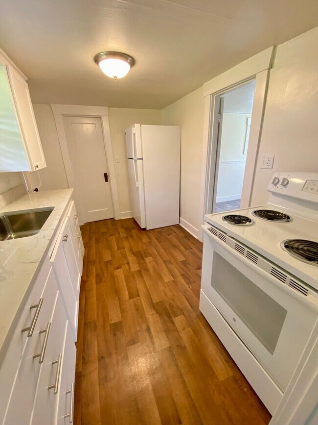 Building Photo - D&B Homes