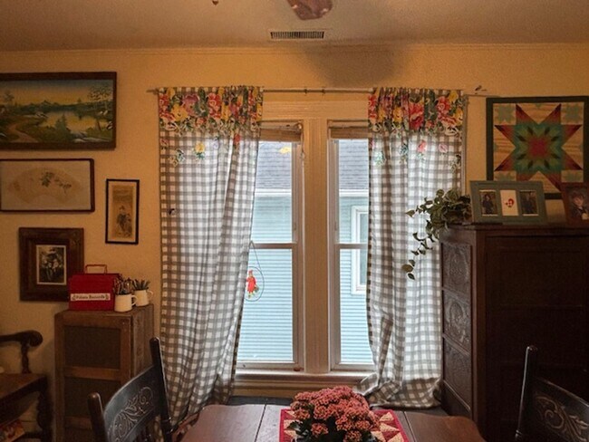 Building Photo - 2739 Buchanan St NE