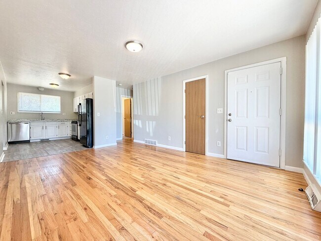 Building Photo - Bright and Spacious Lakewood Duplex Available for Immediate Rental!!!