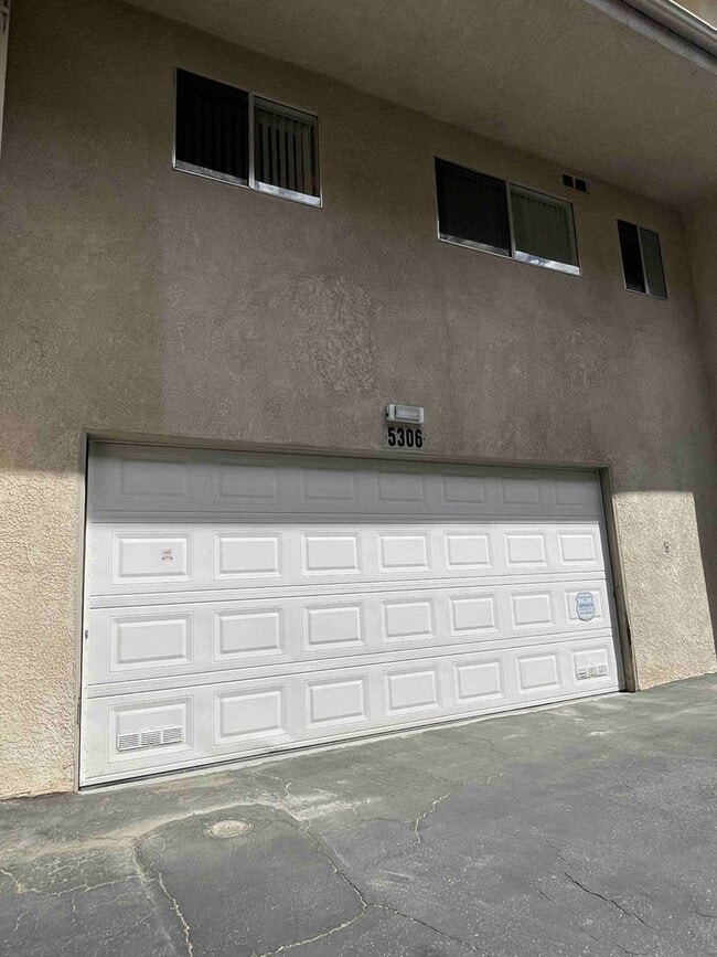 Building Photo - LARGE ENCINO SPA CONDO!