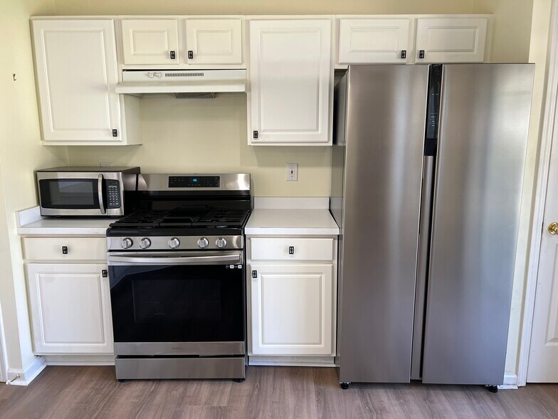 Building Photo - 205 Wellisford Ct