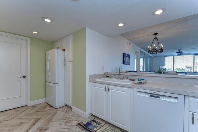 Building Photo - 6322 Palma Del Mar Blvd S