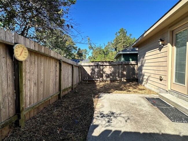 Building Photo - 16697 E Hammon