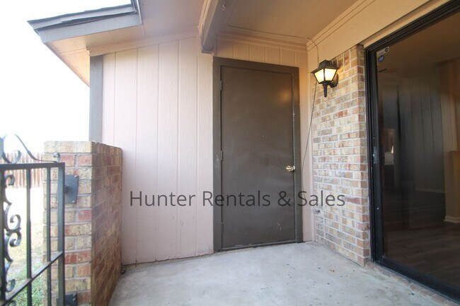 Building Photo - Updated 2-Bedroom Townhome with Modern Fin...