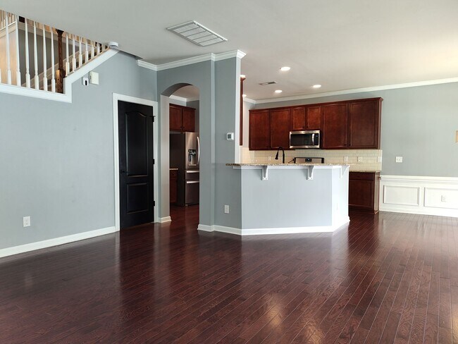 Building Photo - Move-in ready Townhome with in Stone Creek...