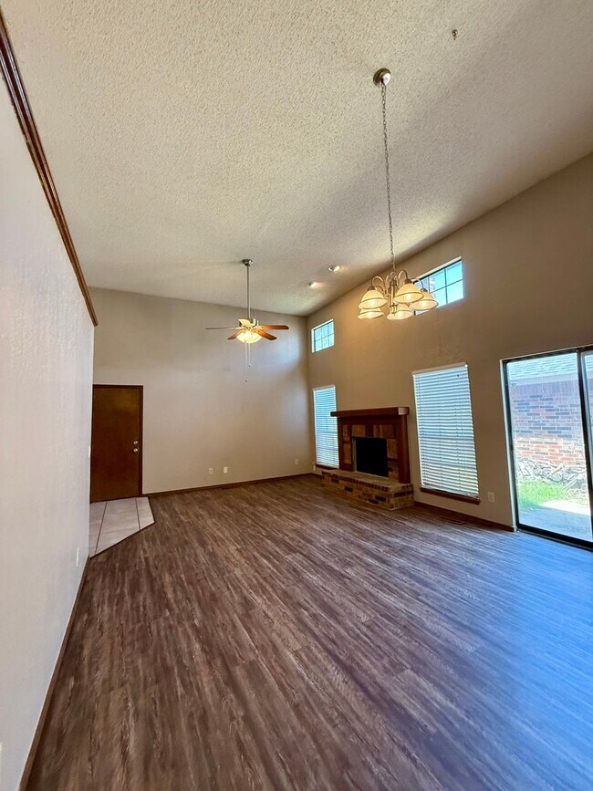 Building Photo - Updated home located in NW OKC