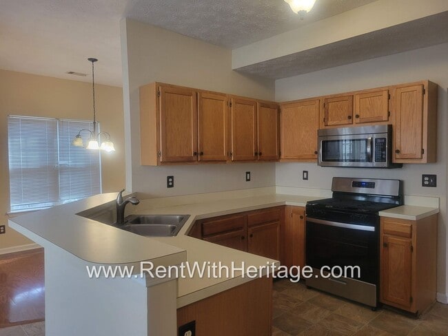 Building Photo - WOW!!...GORGEOUS HOME/HARDWOOD FLOORS/ UPGRADES GALLORE / SWIM - TENNIS