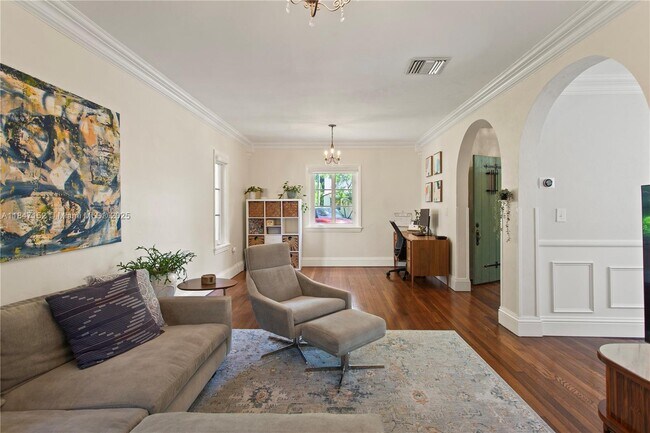 Building Photo - 604 Alcazar Ave