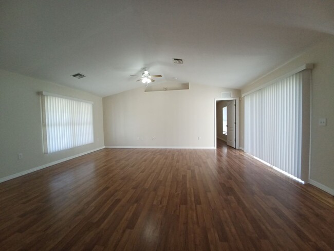 Building Photo - 1124 Diplomat Pkwy W