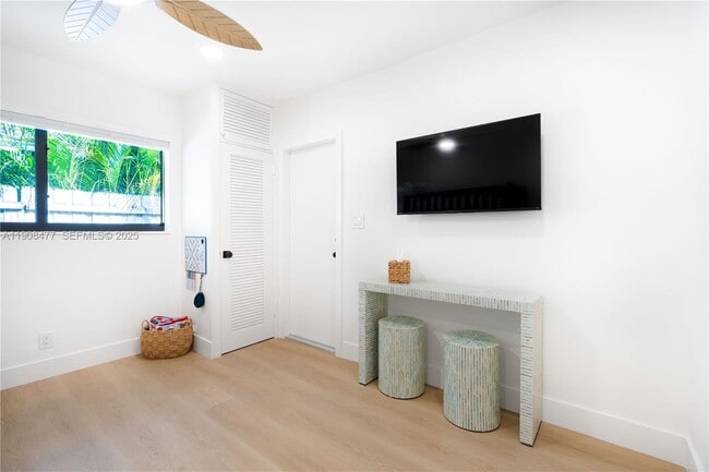 Building Photo - 309 S Riverside Dr