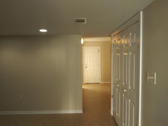Building Photo - 3 Bedroom Town-home