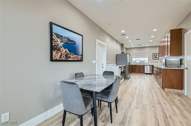 Building Photo - 7074 Pinebrook Ct