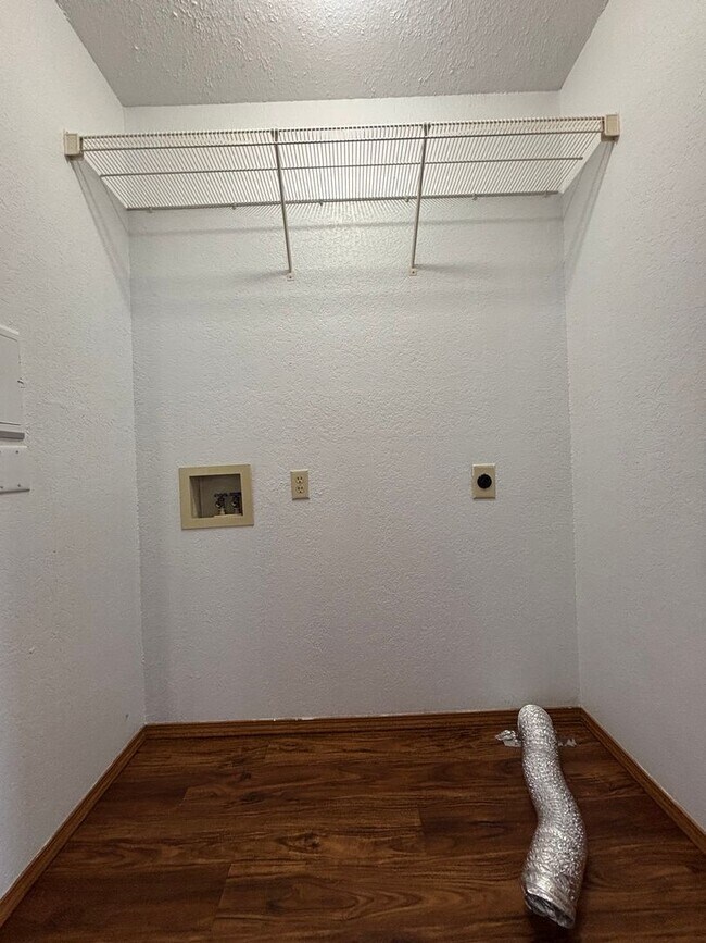 Building Photo - Cute 1 Bedroom 1 Bathroom Apartment near s...
