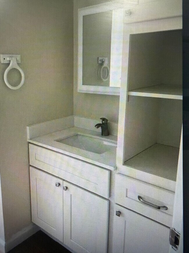 Building Photo - Country setting