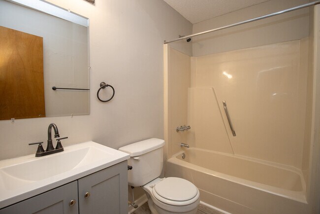Building Photo - Spacious 2BR 2BA townhome in Village Creek!