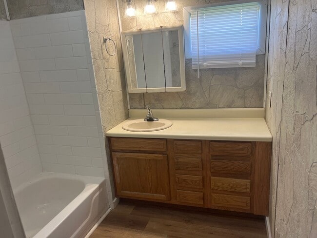 Building Photo - Beautifully Updated 3 bedroom 2 bath home