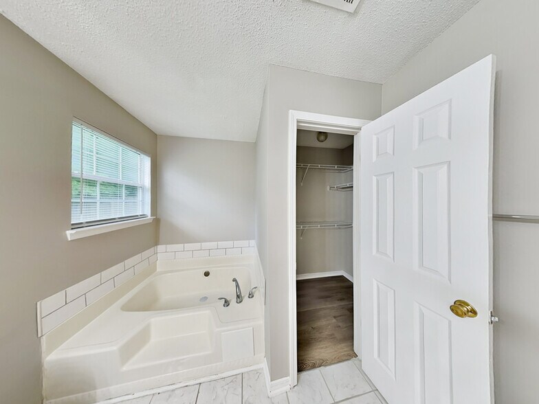 Building Photo - 276 Village Dr