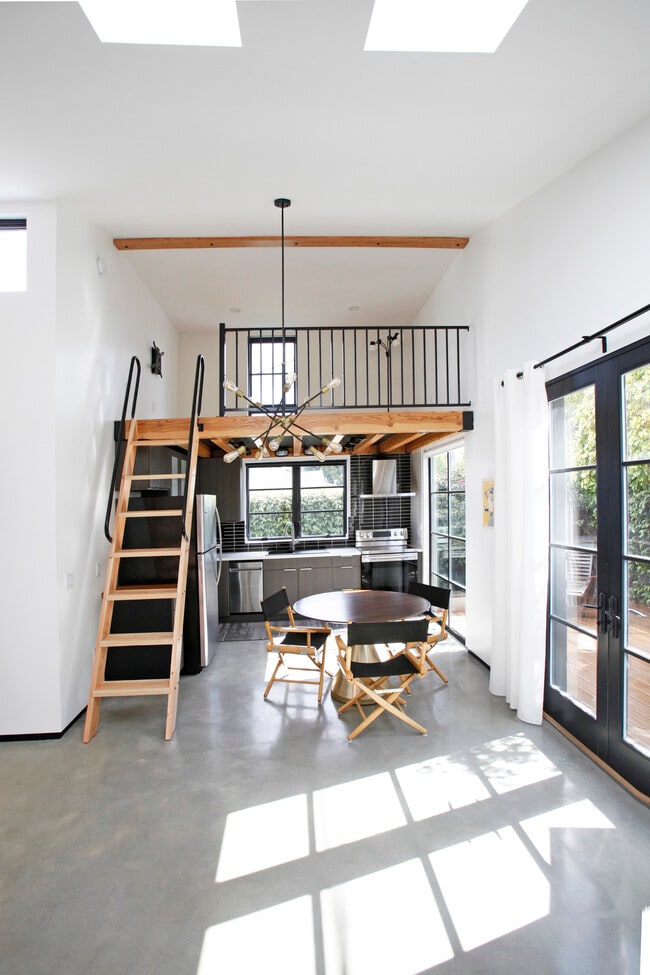 Building Photo - 6345 Babcock Ave