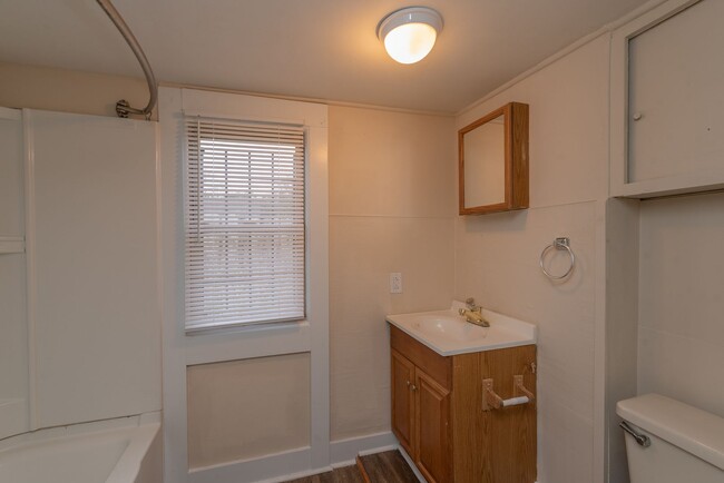 Building Photo - PRICE REDUCED- $995 - Cute 3 Bed/2 Bath Si...