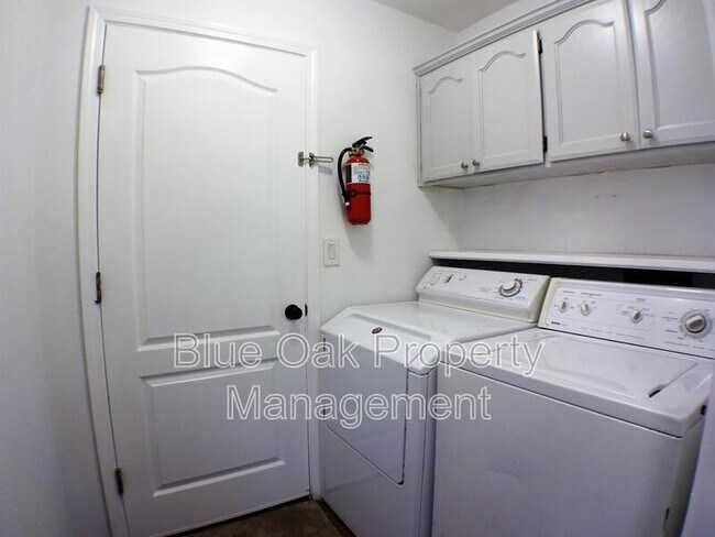 Building Photo - 612 W 6th Ave