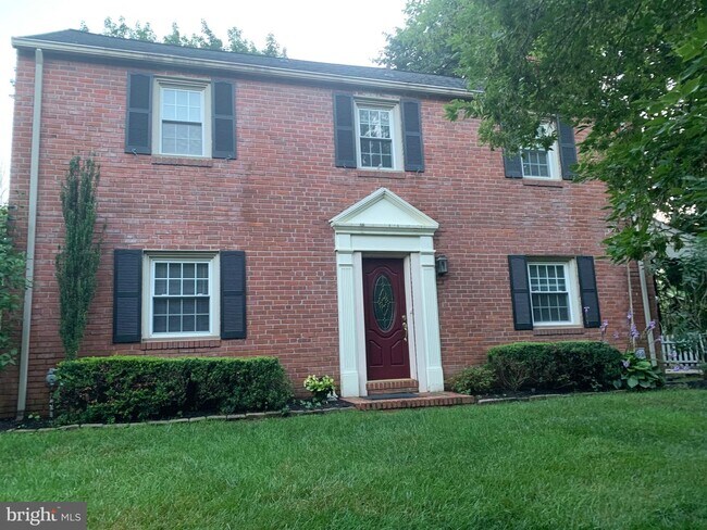 Building Photo - 102 Hillside Cir