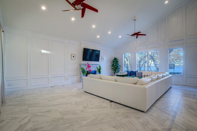 Building Photo - 8402 Columbia Dr