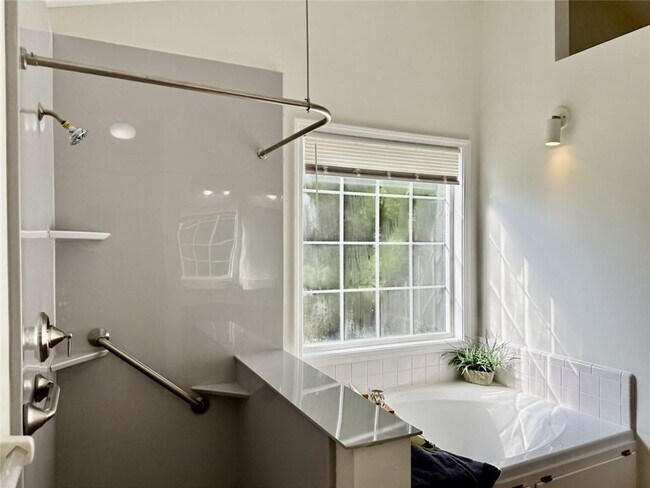 Building Photo - 3267 Summit Glen Dr