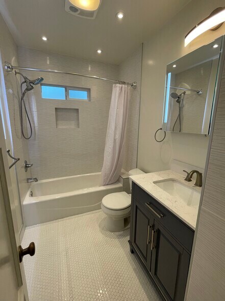 Building Photo - 5723 San Vicente Blvd