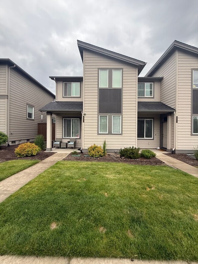 Building Photo - Beautiful 3 Bed/2.5 Bath Townhome - NE Bend