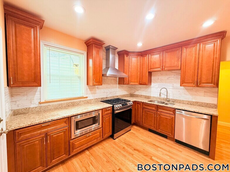 Building Photo - 27 Fessenden St