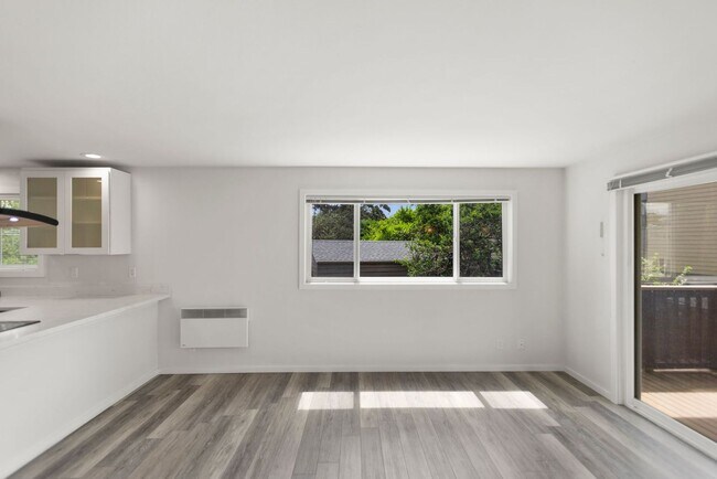 Building Photo - 211 3rd St S