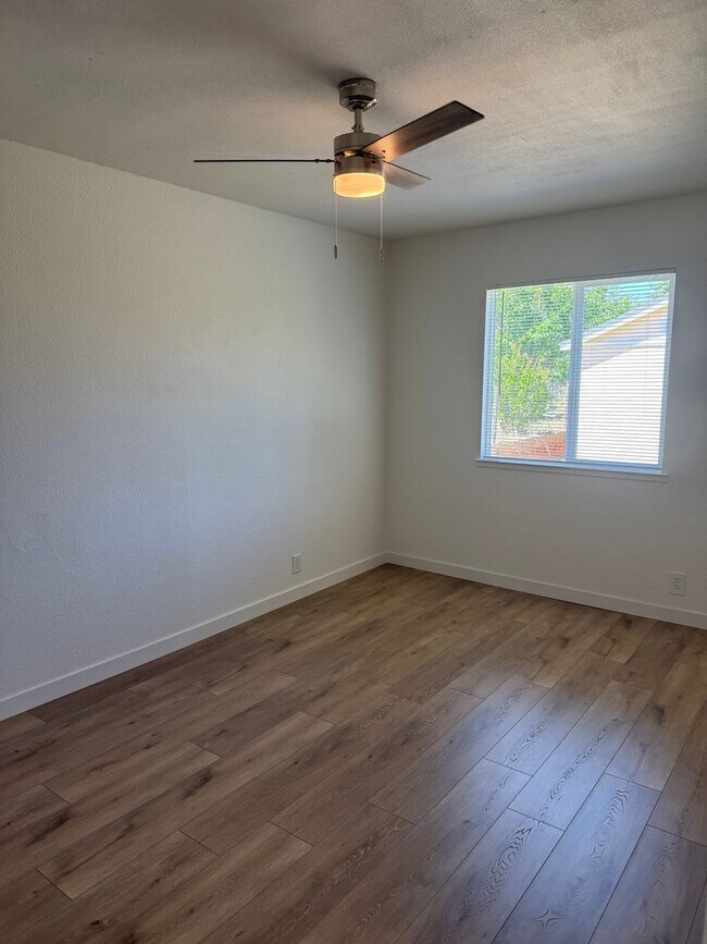 Building Photo - Newly renovated Cottage in Shasta Lake City!
