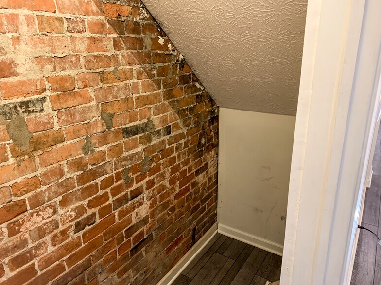 Building Photo - 1204 N 6th St