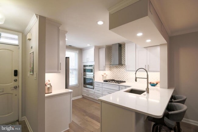 Building Photo - 332 S Alfred St