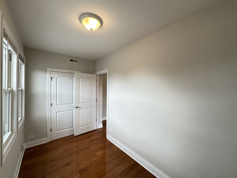 Building Photo - 3048 N Milwaukee Ave