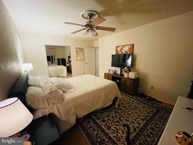 Building Photo - 201 Village Walk