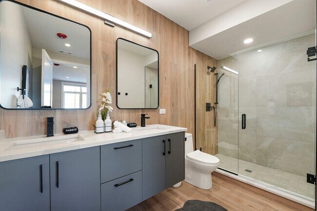 Building Photo - 2344 W Polk St