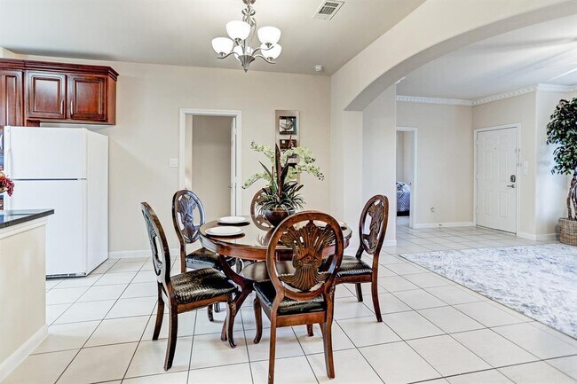 Building Photo - 2068 Laverne St