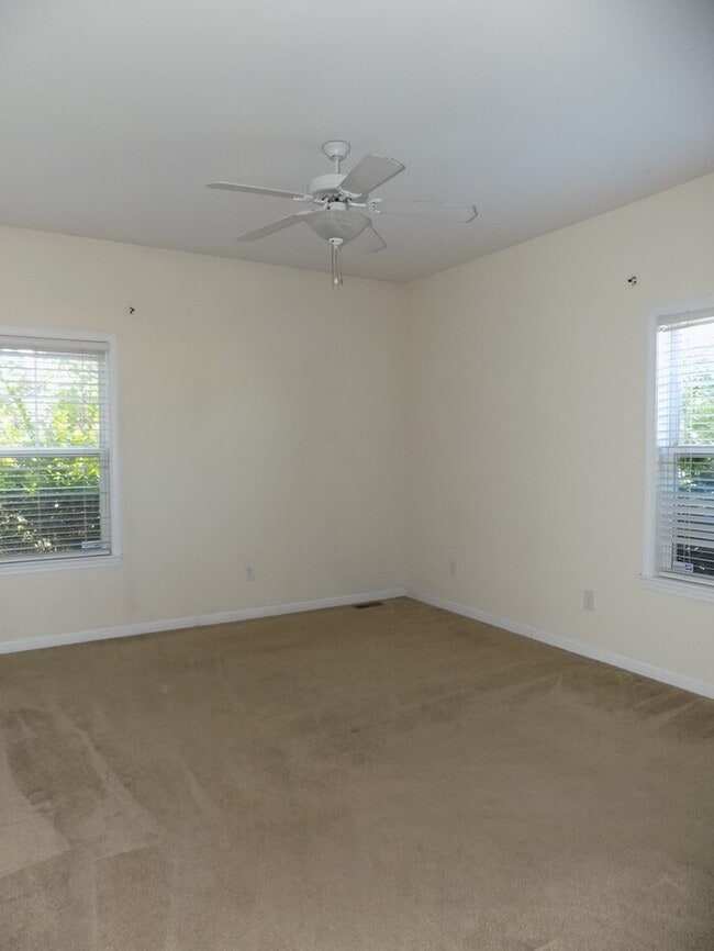 Building Photo - Earlewood-Offering Self Guided Tour with R...