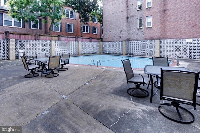 Building Photo - 922 24th St NW