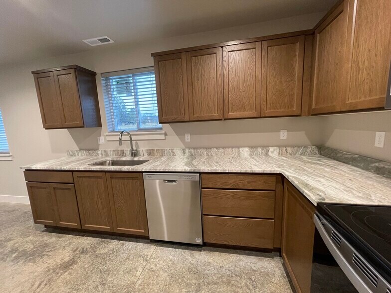 Building Photo - 412 W 1st St